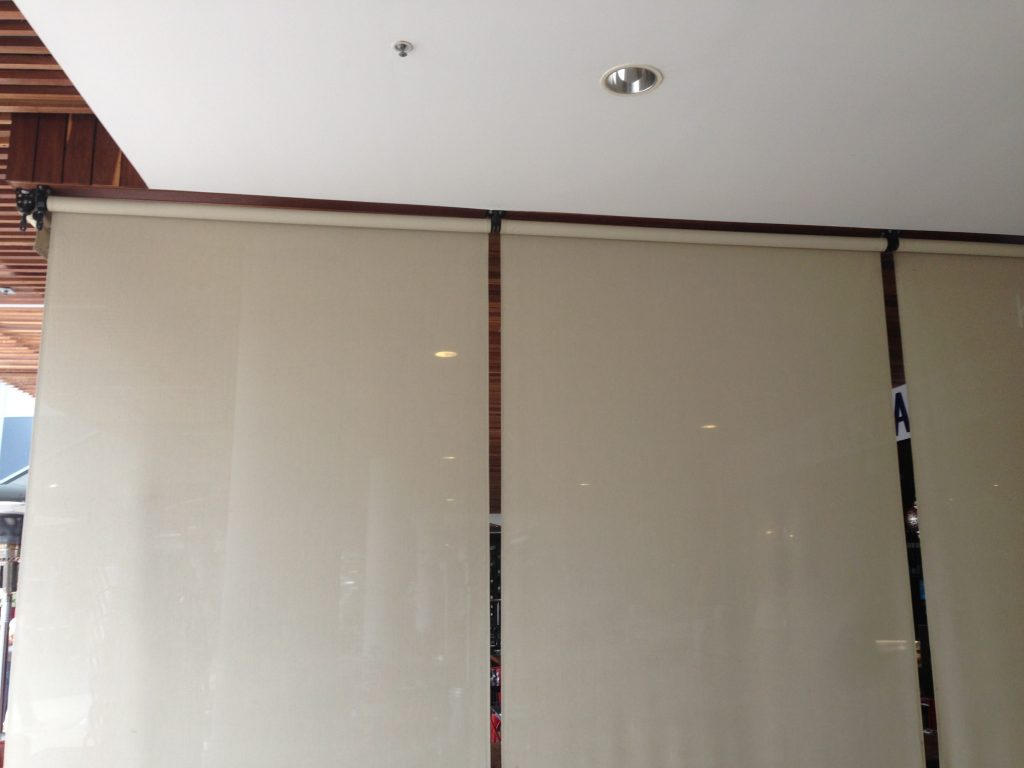 Gearbox operated straight drop outdoor blinds